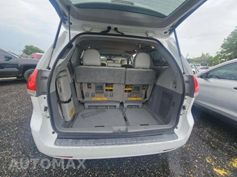 2011 Toyota Sienna XLE 8-Passenger 119.3" WB - miniatura 14