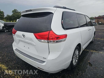 2011 Toyota Sienna XLE 8-Passenger 119.3" WB - miniatura 2