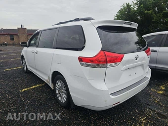 2011 Toyota Sienna XLE 8-Passenger 119.3" WB - miniatura 3
