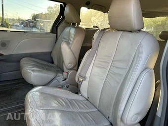 2011 Toyota Sienna XLE 8-Passenger 119.3" WB - miniatura 14