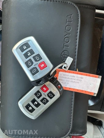 2011 Toyota Sienna XLE 8-Passenger 119.3" WB - miniatura 17