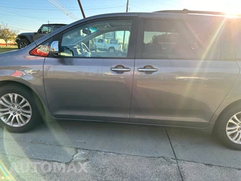 2011 Toyota Sienna XLE 8-Passenger 119.3" WB - miniatura 4