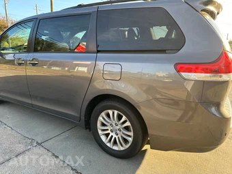 2011 Toyota Sienna XLE 8-Passenger 119.3" WB - miniatura 5