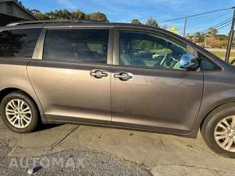 2011 Toyota Sienna XLE 8-Passenger 119.3" WB - miniatura 6