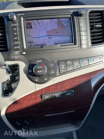 2011 Toyota Sienna XLE 8-Passenger 119.3" WB - miniatura 8