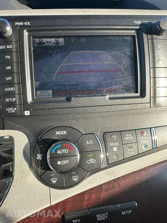 2011 Toyota Sienna XLE 8-Passenger 119.3" WB - miniatura 9