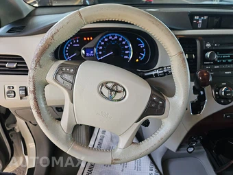 2011 Toyota Sienna XLE 8-Passenger 119.3" WB - miniatura 10
