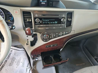 2011 Toyota Sienna XLE 8-Passenger 119.3" WB - miniatura 11