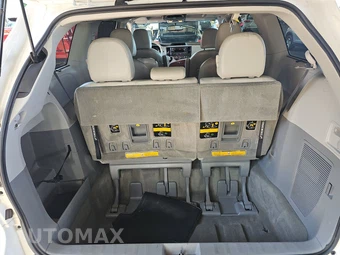 2011 Toyota Sienna XLE 8-Passenger 119.3" WB - miniatura 17