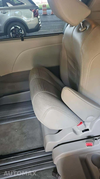 2011 Toyota Sienna XLE 8-Passenger 119.3" WB - miniatura 21