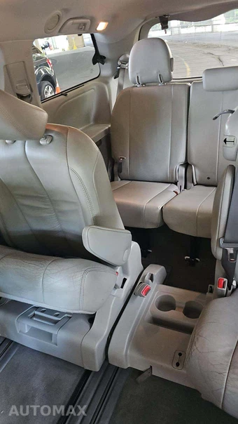 2011 Toyota Sienna XLE 8-Passenger 119.3" WB - miniatura 30