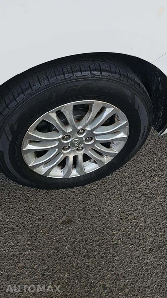 2011 Toyota Sienna XLE 8-Passenger 119.3" WB - miniatura 32