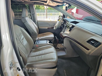 2011 Toyota Sienna XLE 8-Passenger 119.3" WB - miniatura 8