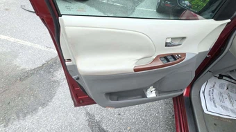 2011 Toyota Sienna XLE 8-Passenger 119.3" WB - miniatura 15
