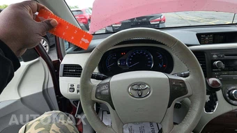 2011 Toyota Sienna XLE 8-Passenger 119.3" WB - miniatura 16