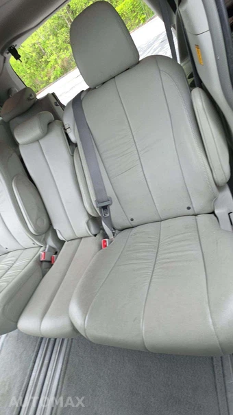 2011 Toyota Sienna XLE 8-Passenger 119.3" WB - miniatura 17