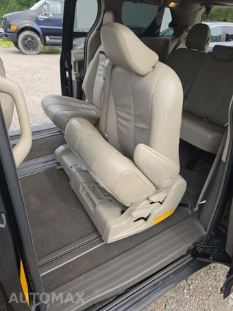 2011 Toyota Sienna XLE 8-Passenger 119.3" WB - miniatura 10