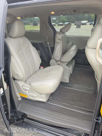 2011 Toyota Sienna XLE 8-Passenger 119.3" WB - miniatura 14