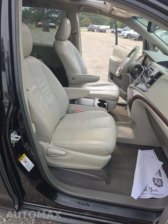 2011 Toyota Sienna XLE 8-Passenger 119.3" WB - miniatura 16
