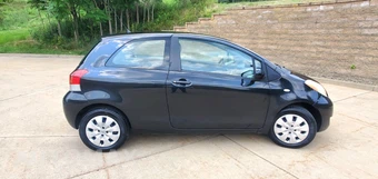2011 Toyota Yaris Hatchback - miniatura 2