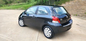 2011 Toyota Yaris Hatchback - miniatura 4