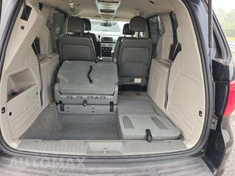 2011 Volkswagen Routan SE w/Rear Seat Entertainment & Navigation 121.2" WB – miniatura 17