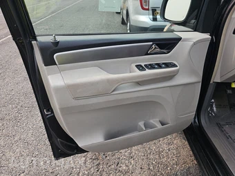 2011 Volkswagen Routan SE w/Rear Seat Entertainment & Navigation 121.2" WB – miniatura 9