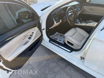 2012 BMW 5 Series Sedan 550i - miniatura 10