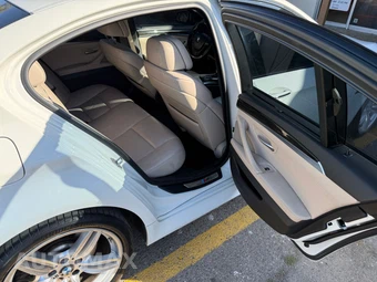 2012 BMW 5 Series Sedan 550i - miniatura 18