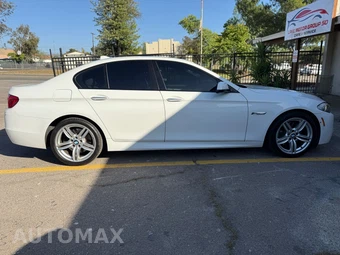 2012 BMW 5 Series Sedan 550i - miniatura 7