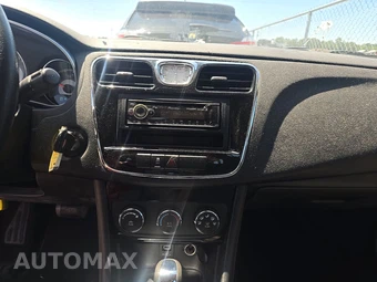 2012 Chrysler 200 LX Sedan – miniatura 11