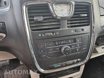 2012 Chrysler Town & Country Touring 121.2" WB - miniatura 10