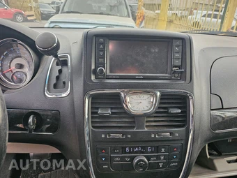 2012 Chrysler Town & Country Touring 121.2" WB - miniatura 11