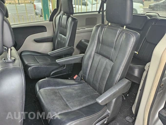 2012 Chrysler Town & Country Touring 121.2" WB - miniatura 12
