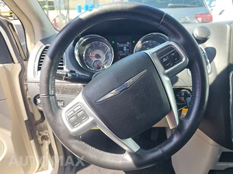 2012 Chrysler Town & Country Touring 121.2" WB - miniatura 10