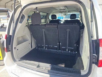 2012 Chrysler Town & Country Touring 121.2" WB - miniatura 17