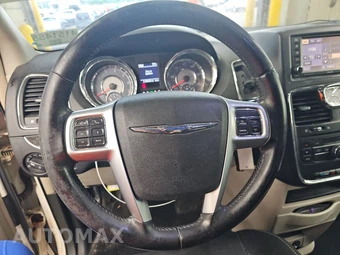 2012 Chrysler Town & Country Touring 121.2" WB - miniatura 10