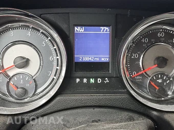 2012 Chrysler Town & Country Touring 121.2" WB - miniatura 12