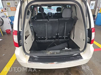 2012 Chrysler Town & Country Touring 121.2" WB - miniatura 17