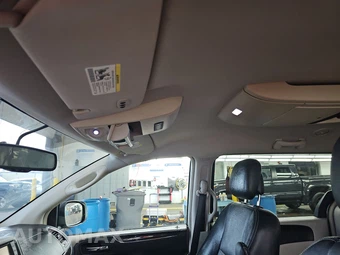 2012 Chrysler Town & Country Touring 121.2" WB - miniatura 18
