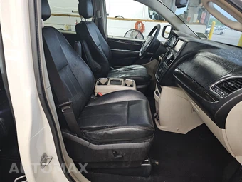 2012 Chrysler Town & Country Touring 121.2" WB - miniatura 8
