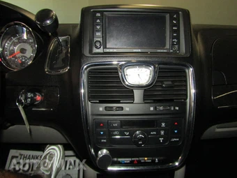 2012 Chrysler Town & Country Touring 121.2" WB – miniatura 14