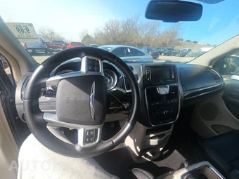 2012 Chrysler Town & Country Touring 121.2" WB – miniatura 11