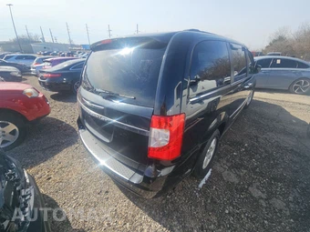 2012 Chrysler Town & Country Touring 121.2" WB – miniatura 4