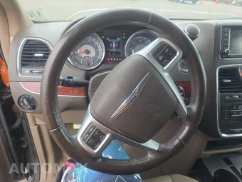 2012 Chrysler Town & Country Touring 121.2" WB – miniatura 16