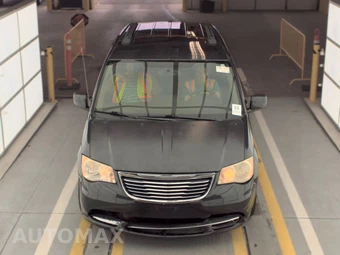 2012 Chrysler Town & Country Touring 121.2" WB – miniatura 2