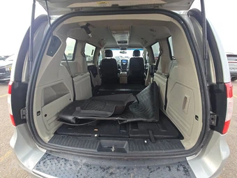 2012 Chrysler Town & Country Touring 121.2" WB – miniatura 17