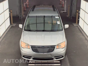 2012 Chrysler Town & Country Touring 121.2" WB – miniatura 2