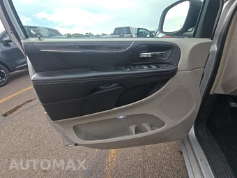 2012 Chrysler Town & Country Touring 121.2" WB – miniatura 9