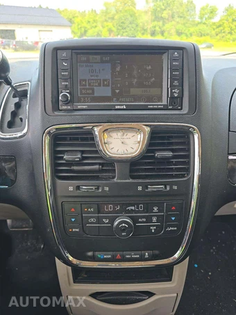 2012 Chrysler Town & Country Touring 121.2" WB – miniatura 10